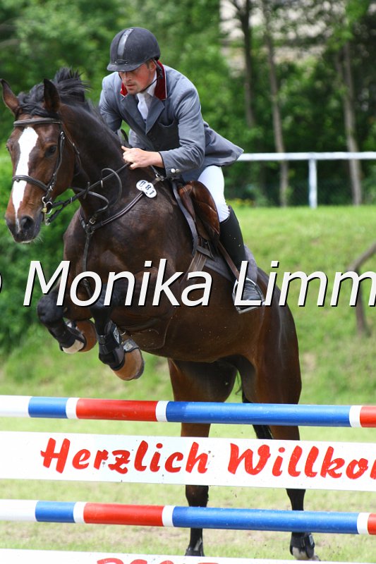 005M6576_Contessa_L Springen.JPG